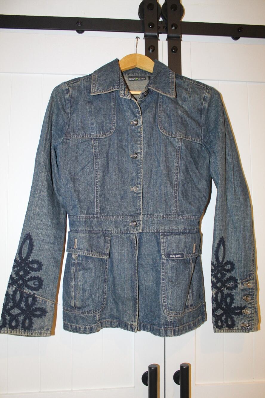 DKNY Jeans Women’s Denim Jacket Size Large Embroidered Sleeve Button Front
